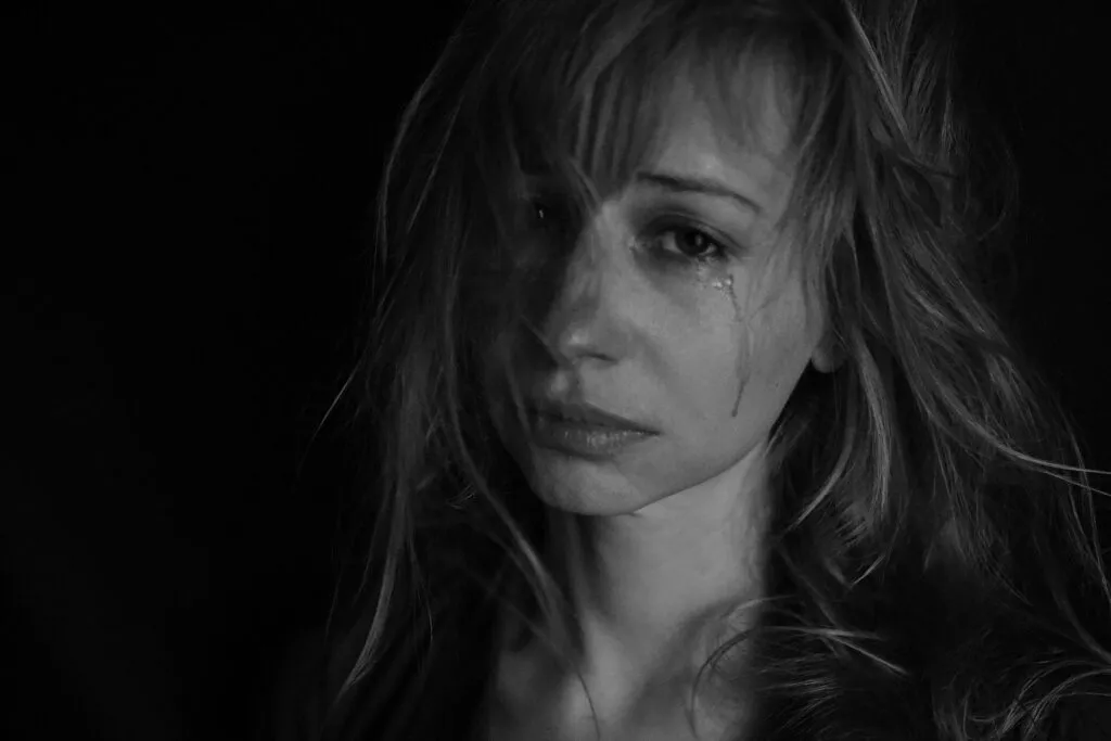 Donna in lacrime, simbolo della sofferenza legata alla violenza domestica